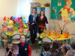 Opiekunki świetlicy pani Edyta Pichurko i pani Iwona Koźmic z ozdobami Wielkanocnymi wykonanymi przez dzieci.